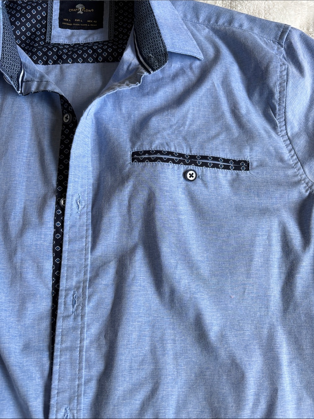 Men's Light Blue Short-Sleeve Button-Down Shirt with Contrast Trim - Picture 3 of 5